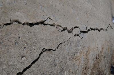 裂縫發(fā)展對(duì)結(jié)構(gòu)安全影響，幾種不同風(fēng)格的標(biāo)題供你參考，你可以根據(jù)具體使用場(chǎng)景進(jìn)行選擇，，學(xué)術(shù)嚴(yán)謹(jǐn)風(fēng)，裂縫發(fā)展態(tài)勢(shì)及其對(duì)結(jié)構(gòu)安全的影響探究，突出警示風(fēng)，警惕！裂縫發(fā)展正悄然威脅結(jié)構(gòu)安全，簡(jiǎn)潔直白風(fēng)，裂縫發(fā)展與 行業(yè)新聞 第4張